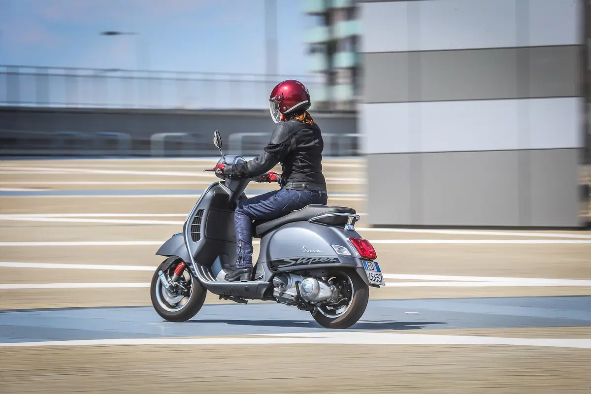 Vespa GTS 300 SuperSport (18)