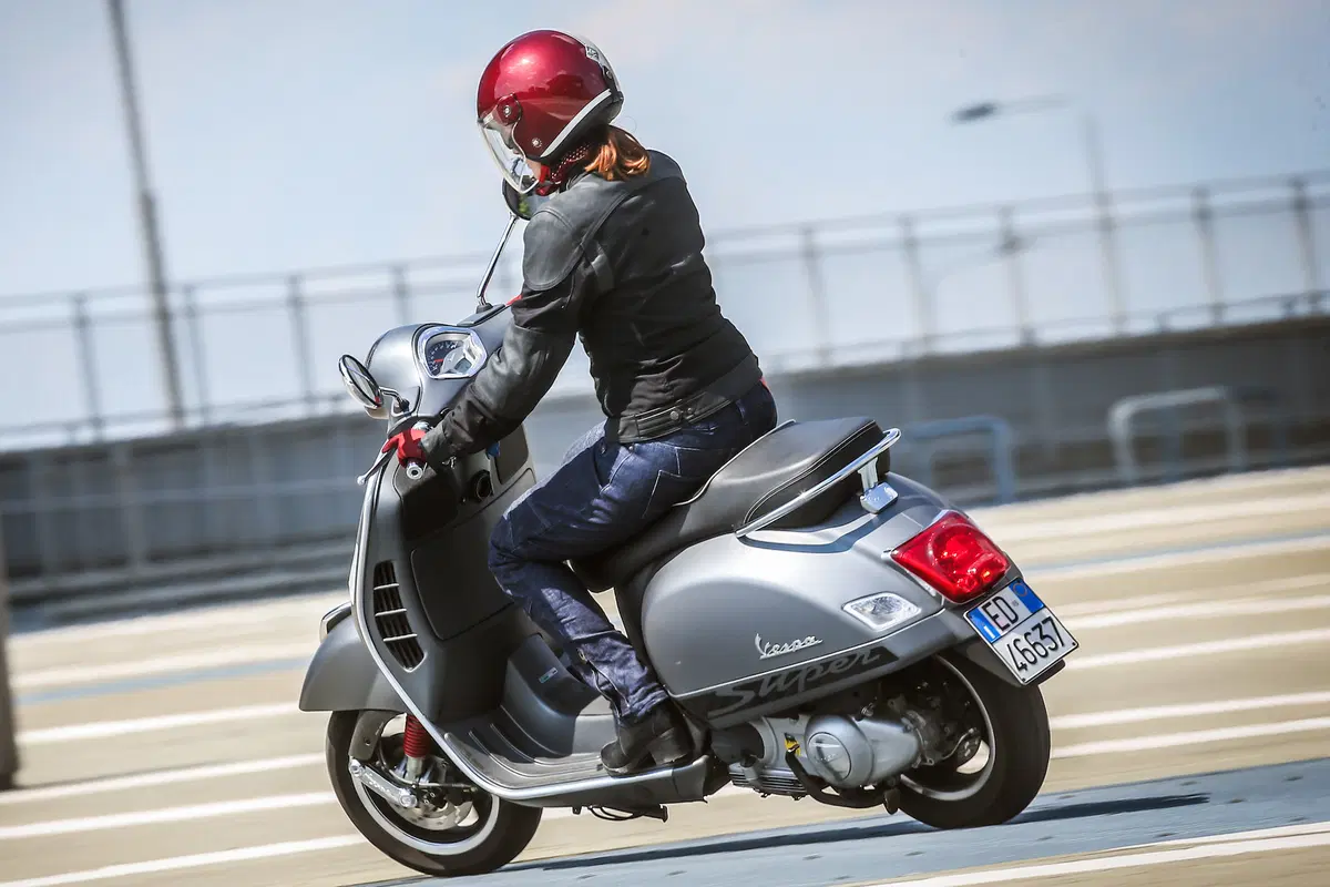 Vespa GTS 300 SuperSport (19)