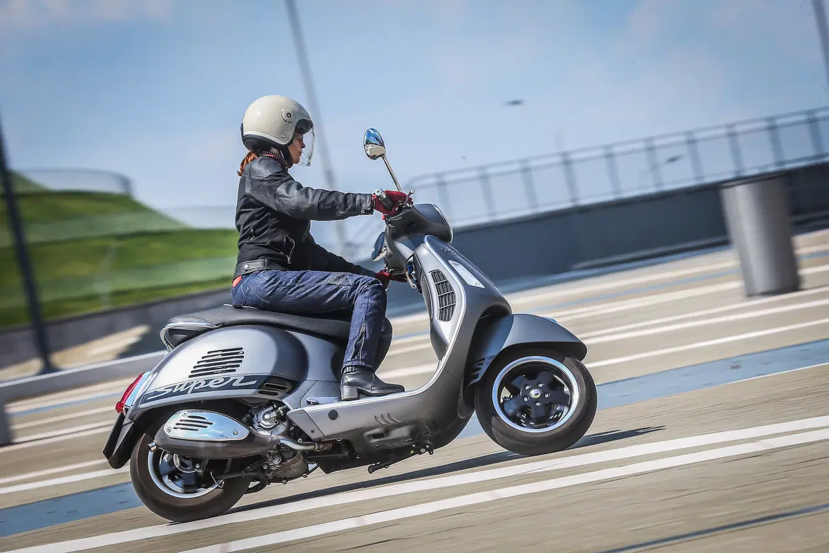 Vespa GTS 300 SuperSport (20)