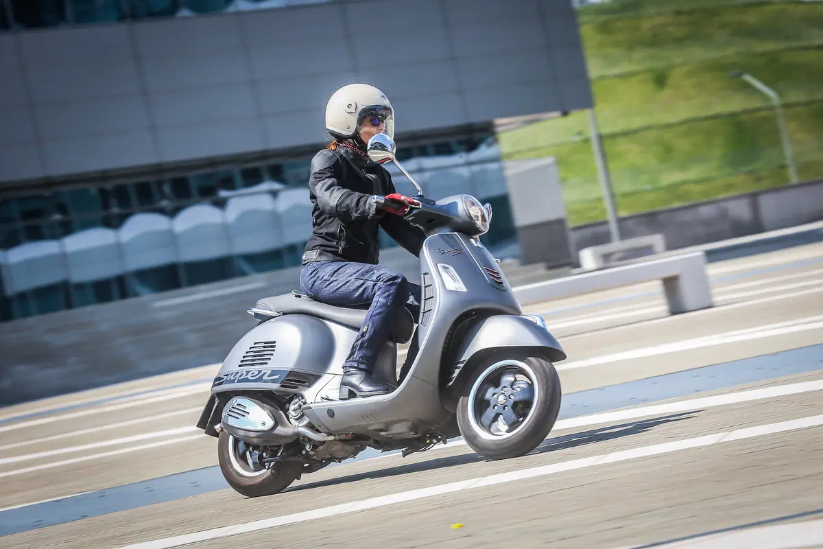 Vespa GTS 300 SuperSport (8)