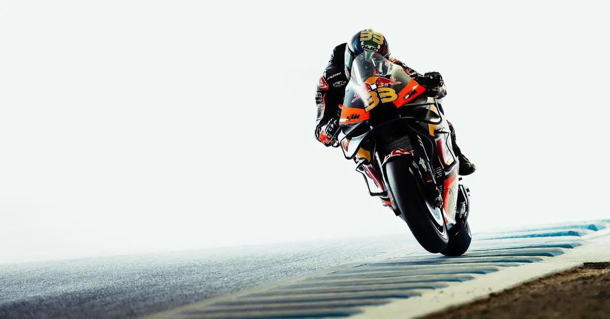 MotoGP 2023. GP del Giappone. Brad Binder primo con il nuovo telaio in carbonio testato da Pedrosa: "&Egrave; il miglior venerd&igrave;"