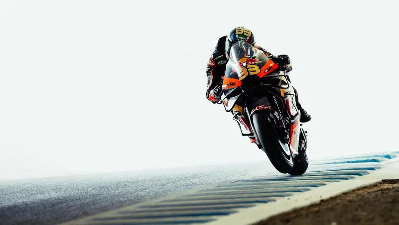 MotoGP 2023. GP del Giappone. Brad Binder primo con il nuovo telaio in carbonio testato da Pedrosa: "&Egrave; il miglior venerd&igrave;"