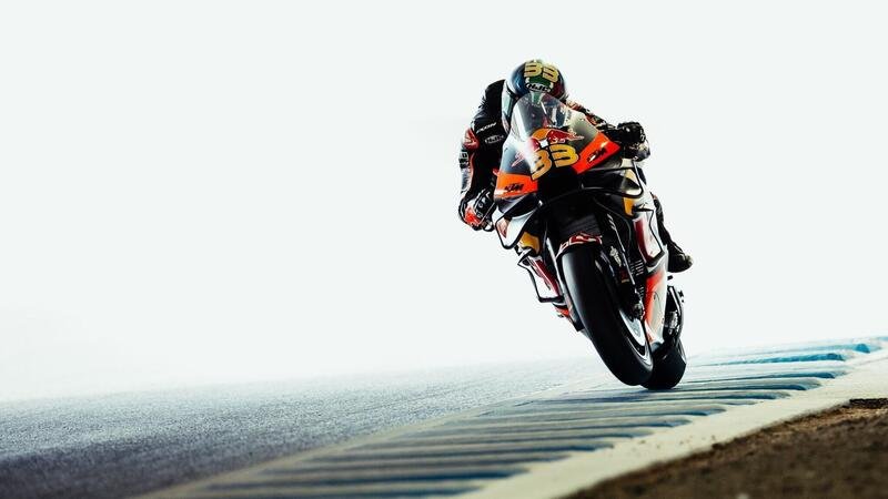MotoGP 2023. GP del Giappone. Brad Binder primo con il nuovo telaio in carbonio testato da Pedrosa: &quot;&Egrave; il miglior venerd&igrave;&quot;