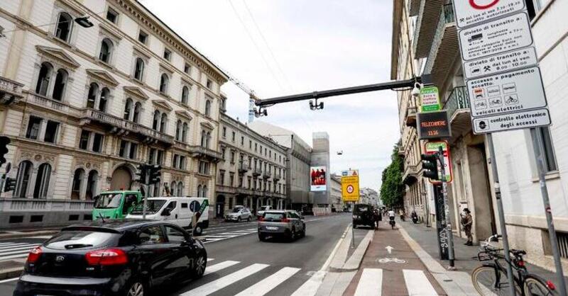 Milano, multa da telecamera? Ora si pu&ograve; pagare tramite app o via web: ecco come