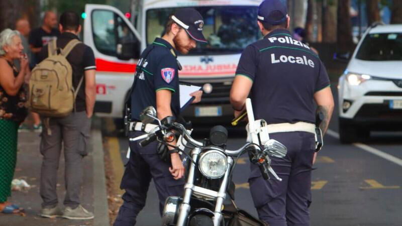 Milano, attraversa fuori dalle strisce in viale Jenner e viene investito da una moto. &Egrave; in gravi condizioni