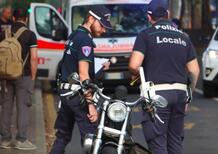 Milano, attraversa fuori dalle strisce in viale Jenner e viene investito da una moto. È in gravi condizioni