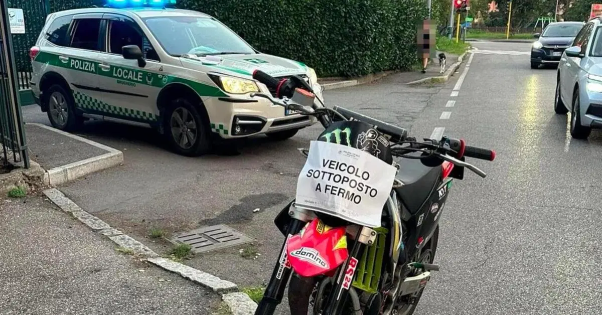 Follia a Brugherio. La polizia lo becca senza casco, patente, assicurazione e revisione: la multa &egrave; salatissima