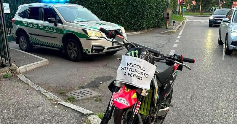 Follia a Brugherio. La polizia lo becca senza casco, patente, assicurazione e revisione: la multa &egrave; salatissima