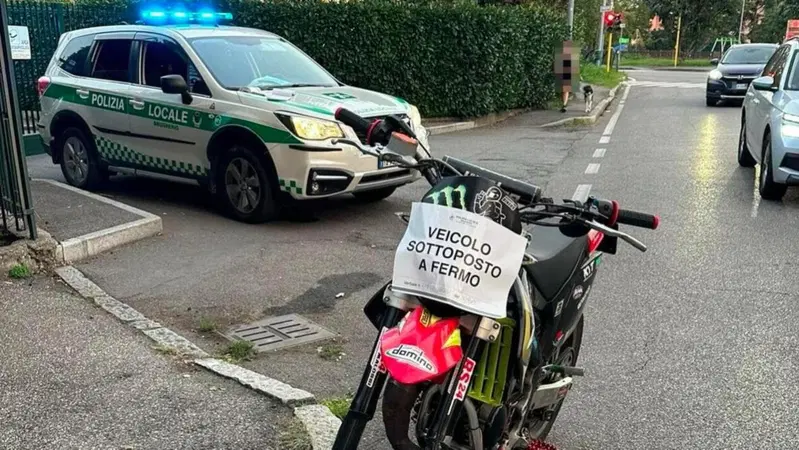 Follia a Brugherio. La polizia lo becca senza casco, patente, assicurazione e revisione: la multa &egrave; salatissima