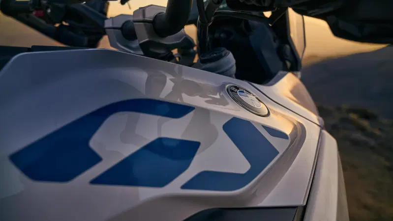 BMW R1300GS, la guida completa: prezzo, foto, caratteristiche tecniche e tutto quello che c'&egrave; da sapere