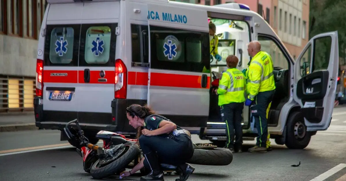 Incidente a Milano. Motociclista travolta da un'auto che fa inversione: grave una donna 42enne