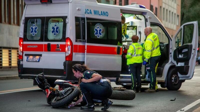 Incidente a Milano. Motociclista travolta da un&#039;auto che fa inversione: grave una donna 42enne