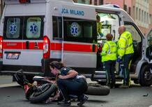 Incidente a Milano. Motociclista travolta da un'auto che fa inversione: grave una donna 42enne