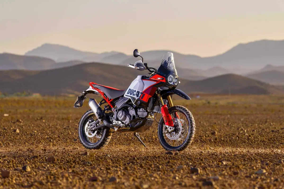 Ducati presenta la nuova DesertX Rally. Qui tutti i dettagli [VIDEO]