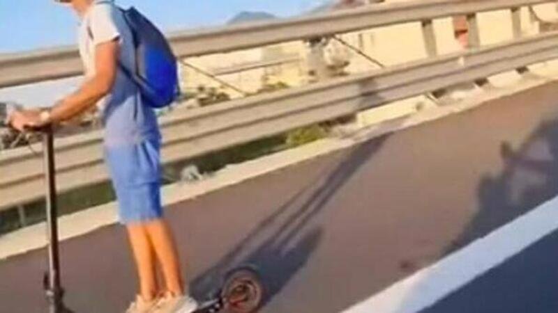 Con il monopattino elettrico sull&#039;autostrada Napoli-Salerno: la follia diventa virale sui social [VIDEO]