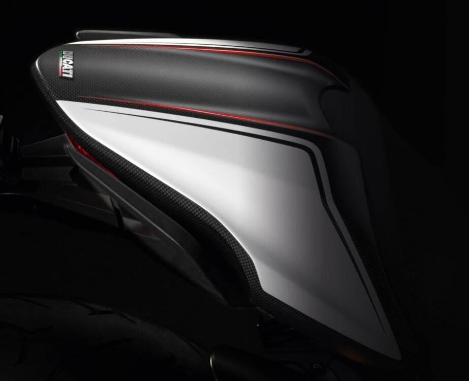 Cover sella passeggero realizzata in carbonio 3k P Ducati