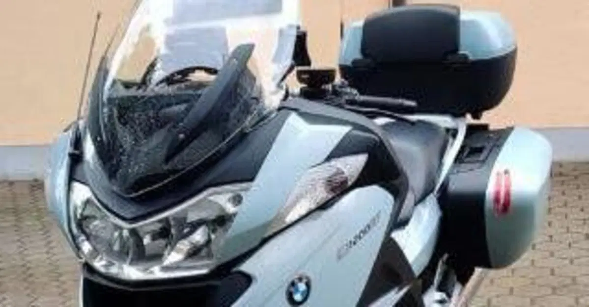 Parte dal Kazakistan e fa il giro dell'Europa: poi arriva a Napoli e gli rubano la moto. L'appello del turista