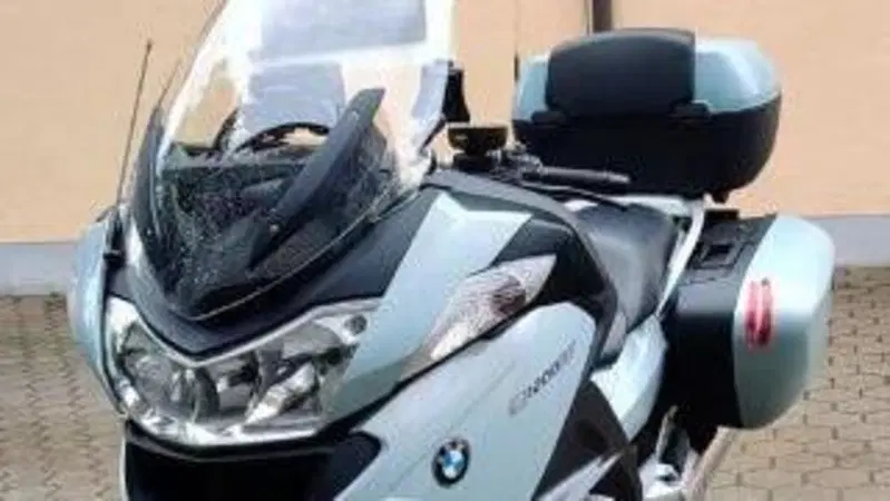 Parte dal Kazakistan e fa il giro dell'Europa: poi arriva a Napoli e gli rubano la moto. L'appello del turista