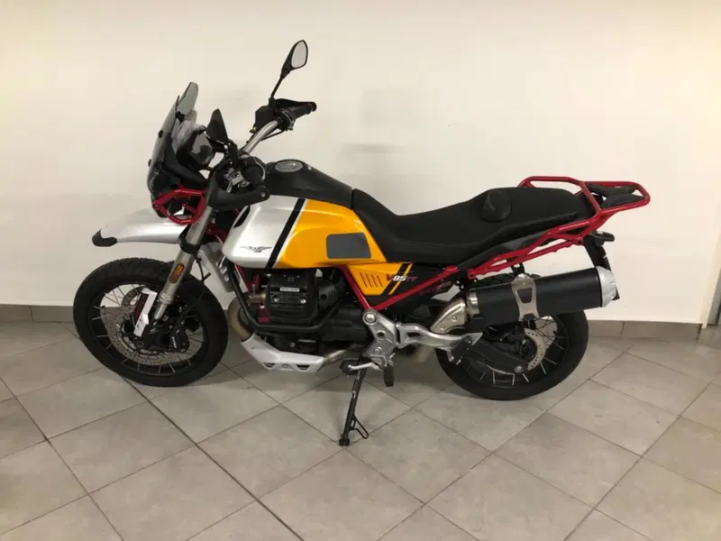 Moto Guzzi V85 TT Evocative Graphics (2021 - 23) (2)