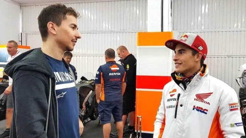 MotoGP 2023. Le reazioni del mondo alla separazione tra Marc Marquez e la Honda. Jorge Lorenzo: "Non escludo sia da titolo"