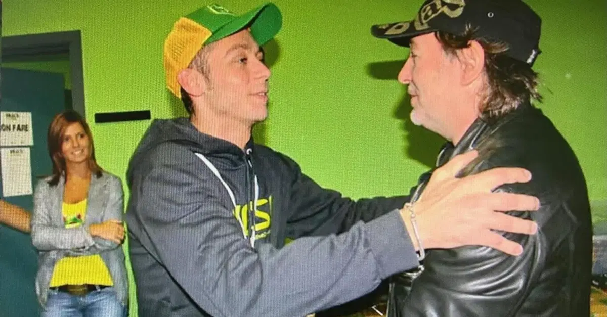 Valentino Rossi in Supervissuto, la serie TV su Vasco Rossi: "L'ho conosciuto alla 1 di Jerez, sembrava Matrix" [VIDEO]