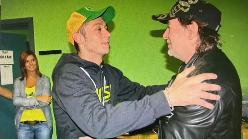 Valentino Rossi in Supervissuto, la serie TV su Vasco Rossi: "L'ho conosciuto alla 1 di Jerez, sembrava Matrix" [VIDEO]