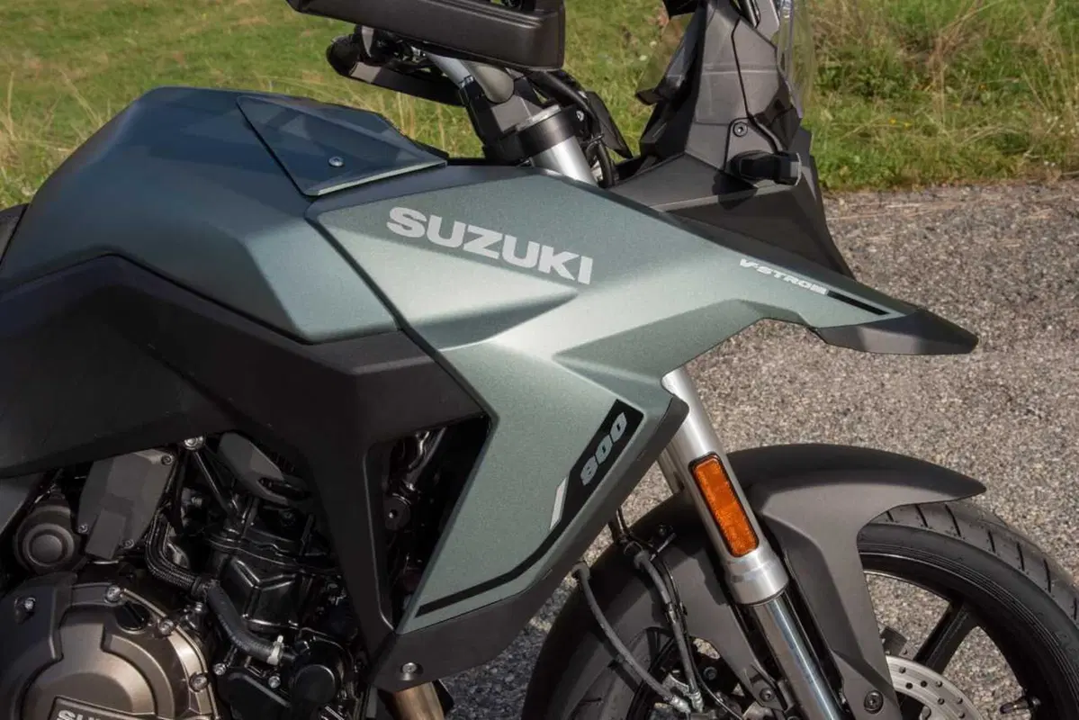 Suzuki svela la V-Strom 800 SE con anteriore da 19: dettagli, prezzo e disponibilità (19)