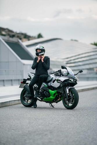 Ecco com'è fatta la prima moto ibrida al mondo: Kawasaki Ninja 7 Hybrid [GALLERY] (8)