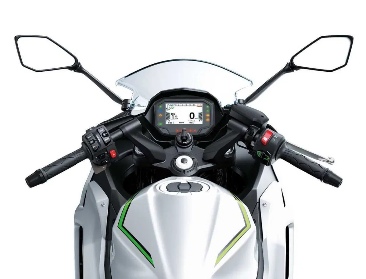 Ecco com'è fatta la prima moto ibrida al mondo: Kawasaki Ninja 7 Hybrid [GALLERY] (20)