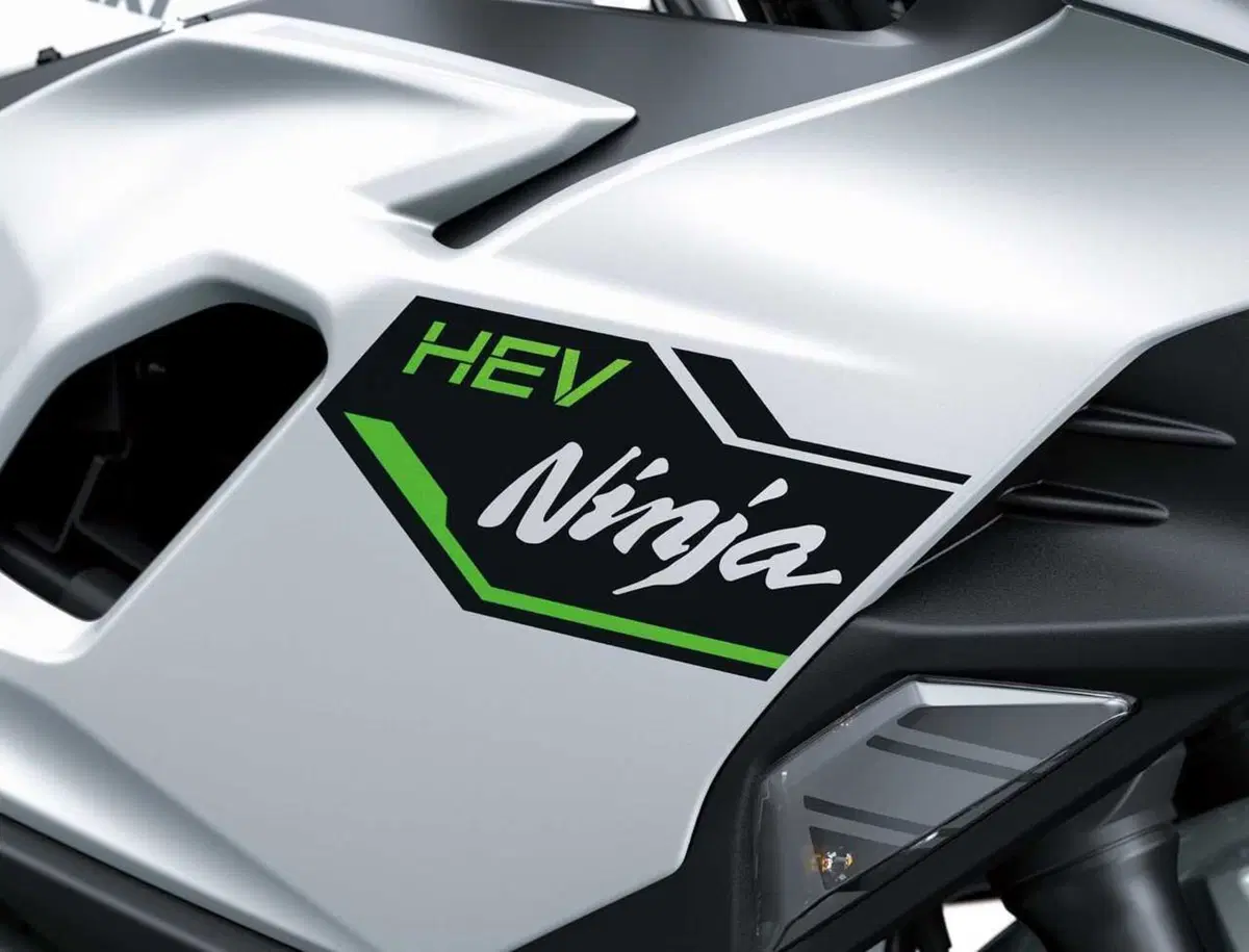 Ecco com'è fatta la prima moto ibrida al mondo: Kawasaki Ninja 7 Hybrid [GALLERY] (39)