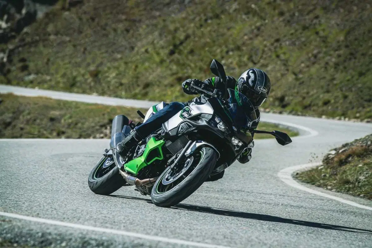 Ecco com'è fatta la prima moto ibrida al mondo: Kawasaki Ninja 7 Hybrid [GALLERY] (41)