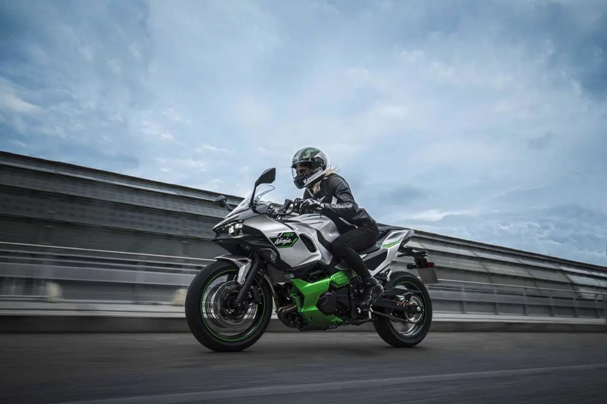 Ecco com'è fatta la prima moto ibrida al mondo: Kawasaki Ninja 7 Hybrid [GALLERY] (42)