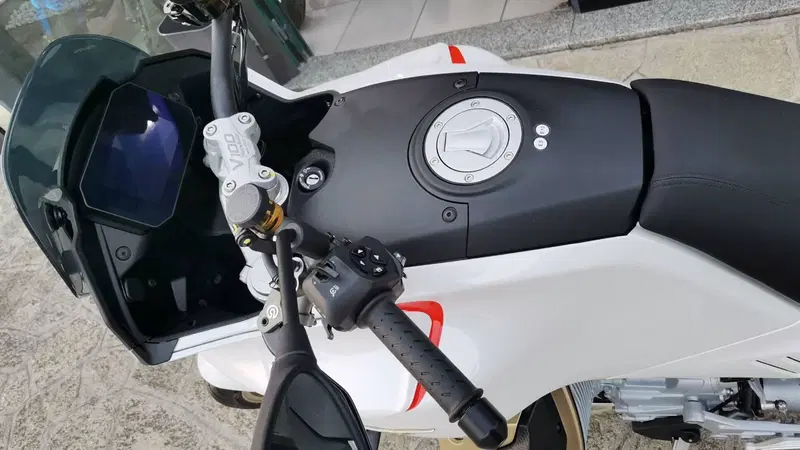 Moto Guzzi V100 Mandello (2022 - 24) (4)