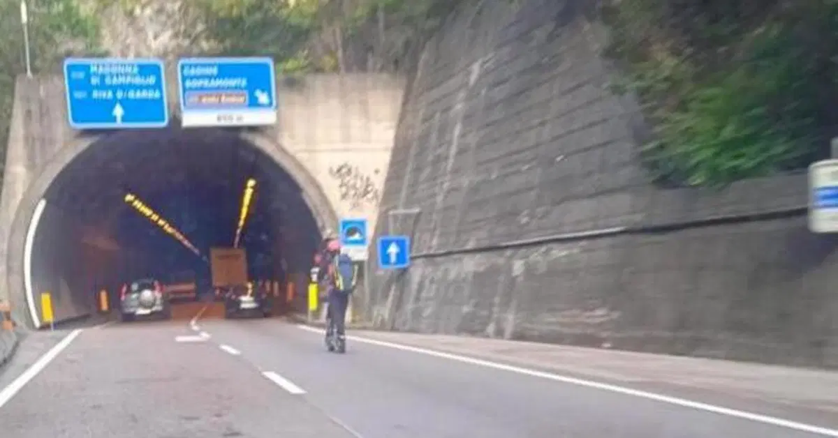 Trento, in monopattino elettrico a 50 km/h sulla Gardesana