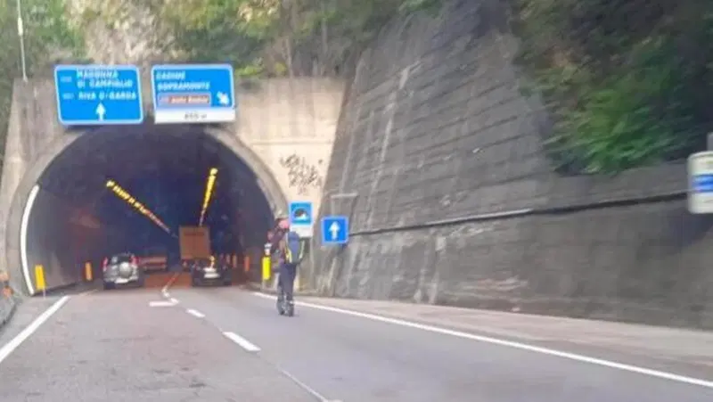 Trento, in monopattino elettrico a 50 km/h sulla Gardesana