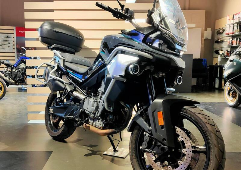 CFMoto 800MT Sport R. Una “R” che si traduce crossover sportiva