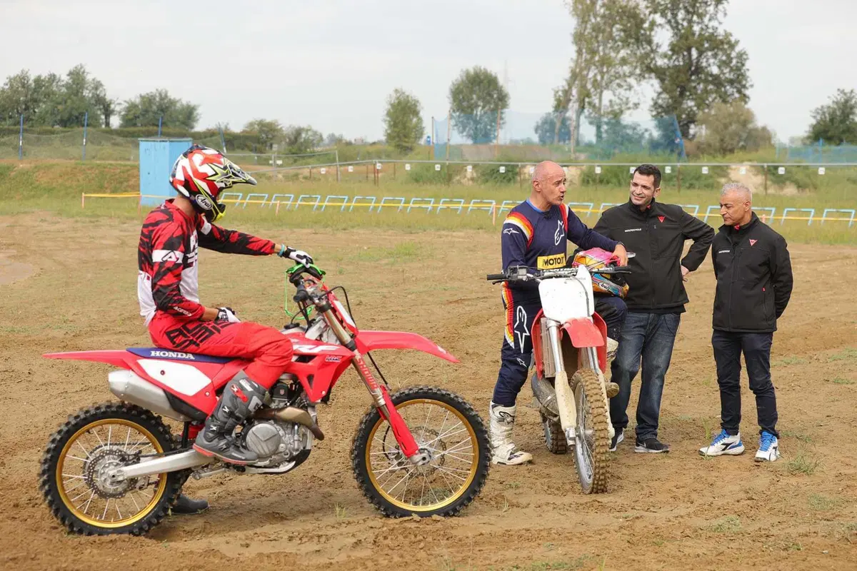 Honda CR500R 2t VS CRF450R 4t: chi vince in pista? Ecco l'incredibile risultato! (6)