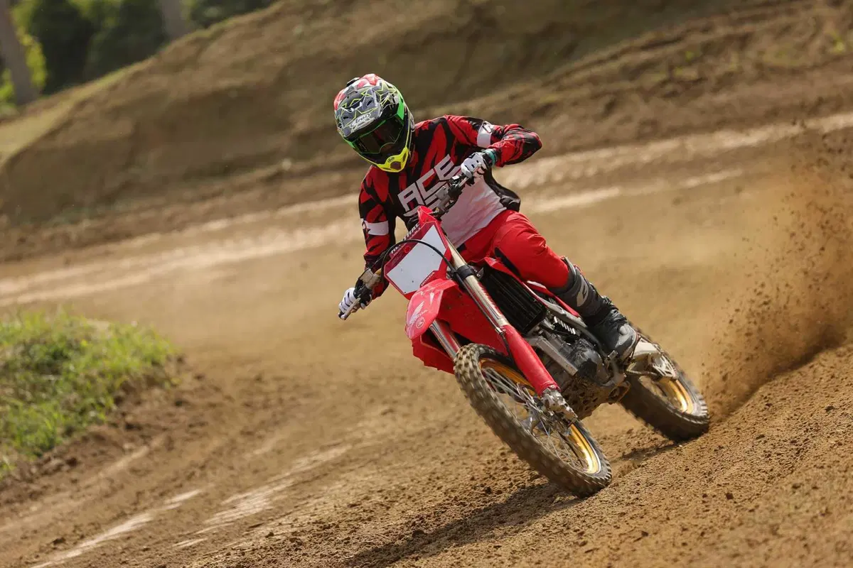 Honda CR500R 2t VS CRF450R 4t: chi vince in pista? Ecco l'incredibile risultato! (9)
