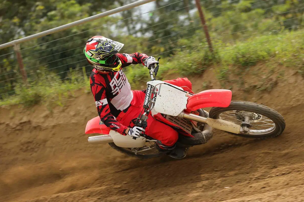 Honda CR500R 2t VS CRF450R 4t: chi vince in pista? Ecco l'incredibile risultato! (5)
