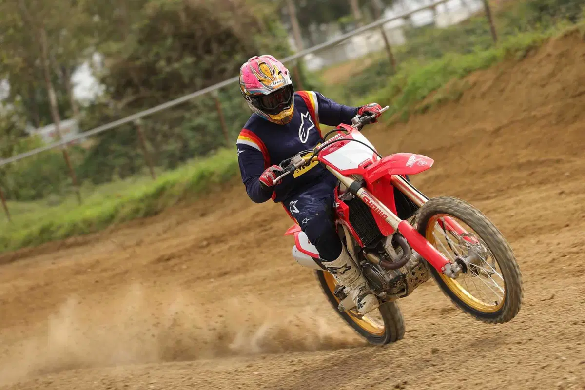 Honda CR500R 2t VS CRF450R 4t: chi vince in pista? Ecco l'incredibile risultato! (3)