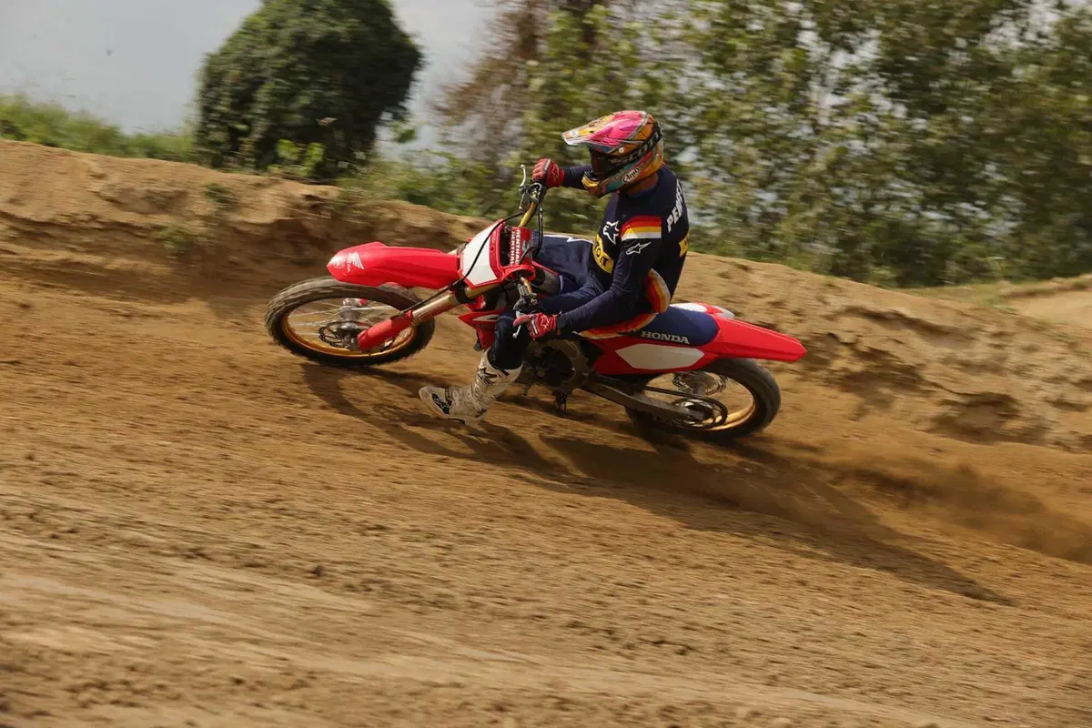Honda CR500R 2t VS CRF450R 4t: chi vince in pista? Ecco l'incredibile risultato! (11)