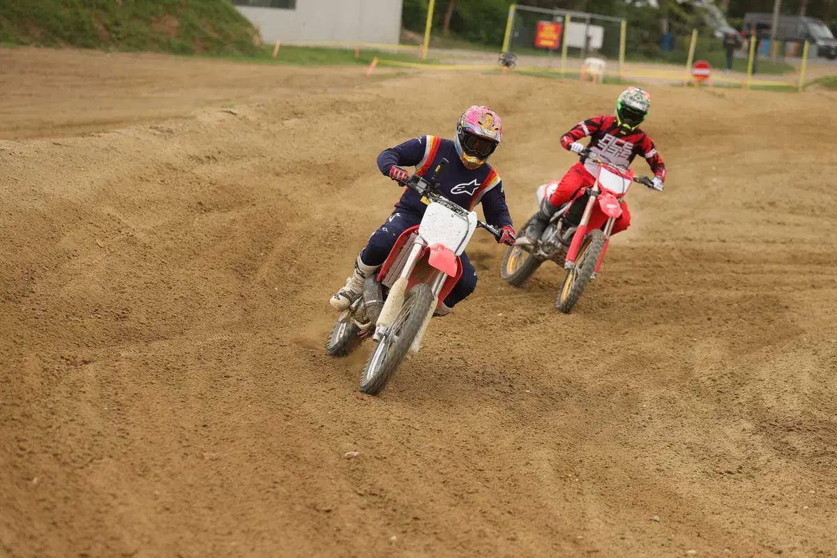 Honda CR500R 2t VS CRF450R 4t: chi vince in pista? Ecco l'incredibile risultato! (12)