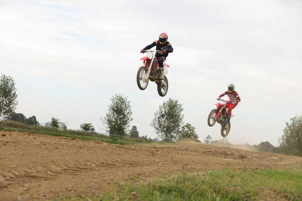 Honda CR500R 2t VS CRF450R 4t: chi vince in pista? Ecco l'incredibile risultato! (2)