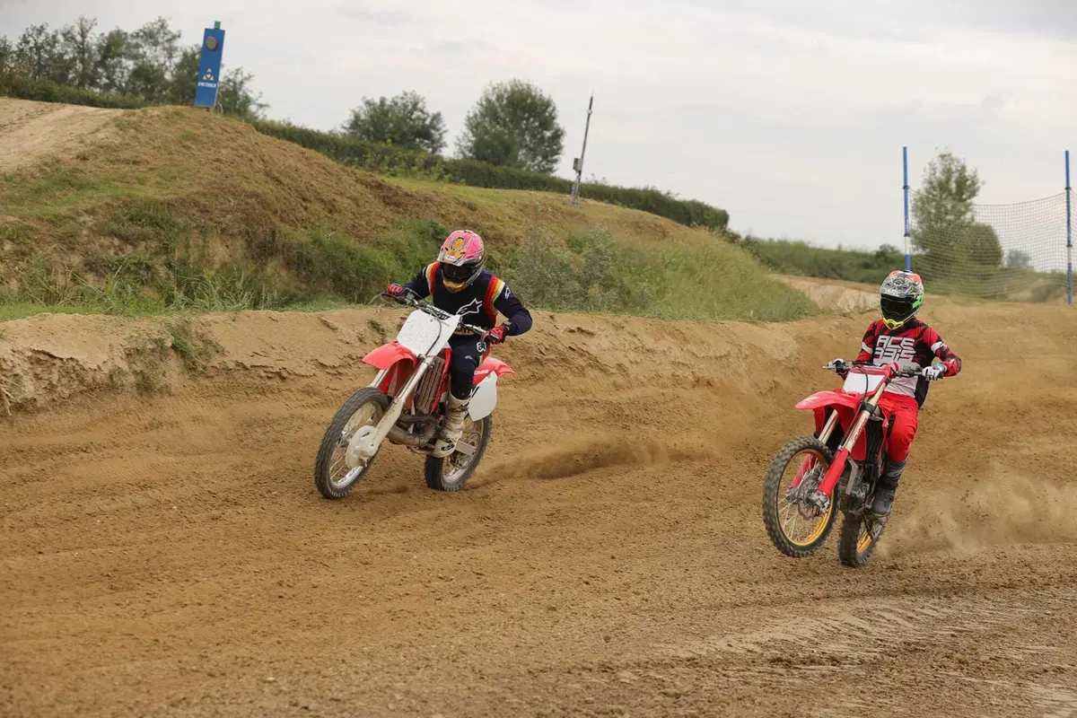 Honda CR500R 2t VS CRF450R 4t: chi vince in pista? Ecco l'incredibile risultato! (13)