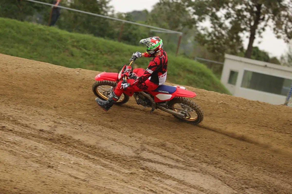 Honda CR500R 2t VS CRF450R 4t: chi vince in pista? Ecco l'incredibile risultato! (14)