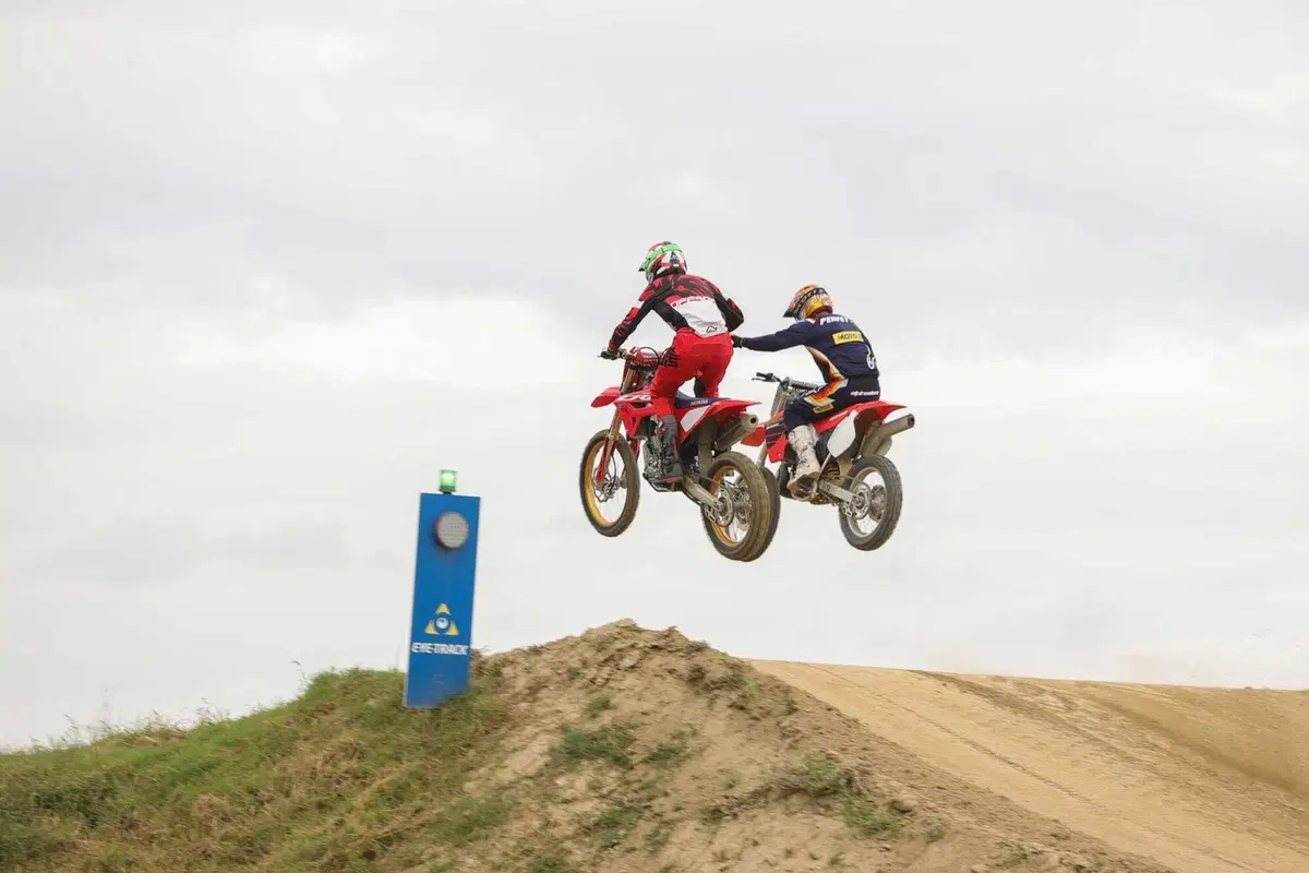 Honda CR500R 2t VS CRF450R 4t: chi vince in pista? Ecco l'incredibile risultato! (4)