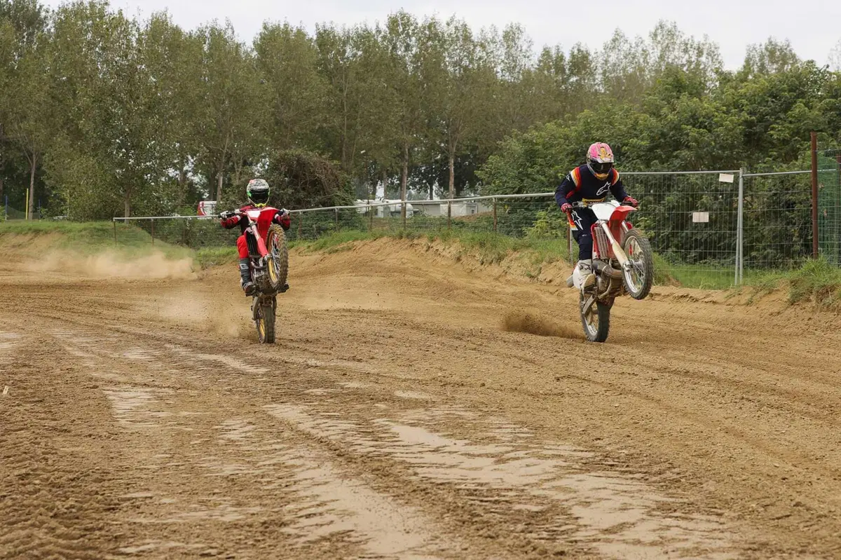 Honda CR500R 2t VS CRF450R 4t: chi vince in pista? Ecco l'incredibile risultato!