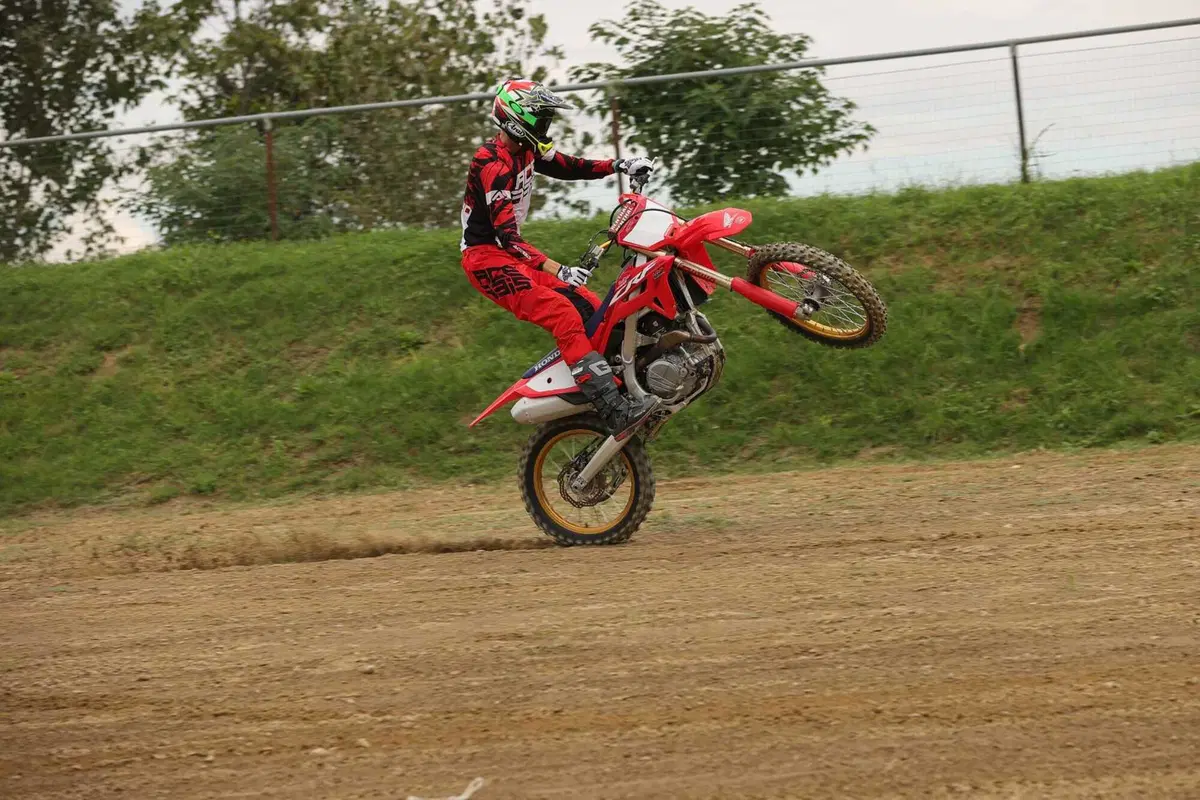 Honda CR500R 2t VS CRF450R 4t: chi vince in pista? Ecco l'incredibile risultato! (17)