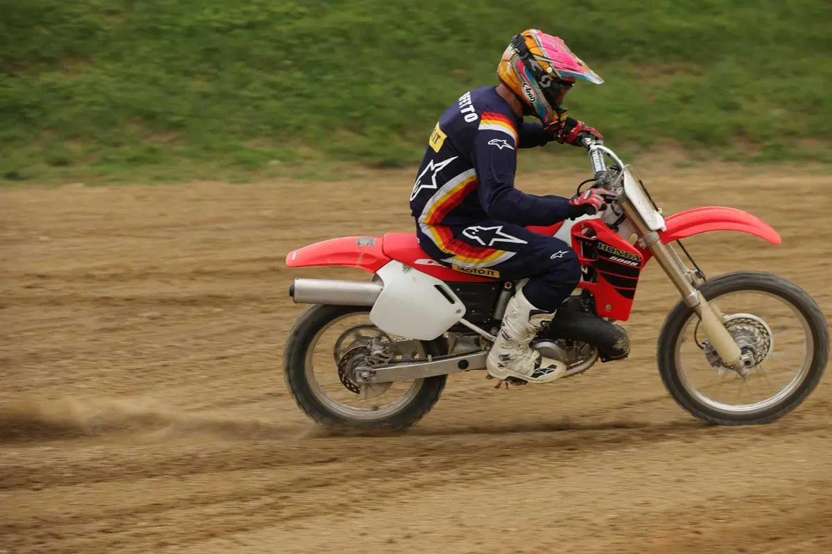 Honda CR500R 2t VS CRF450R 4t: chi vince in pista? Ecco l'incredibile risultato! (16)