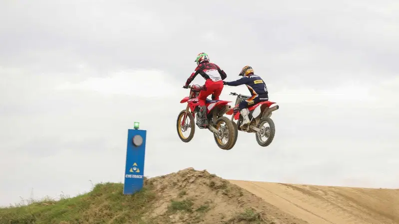 Honda CR500R 2t VS CRF450R 4t: chi vince in pista? Ecco l'incredibile risultato!